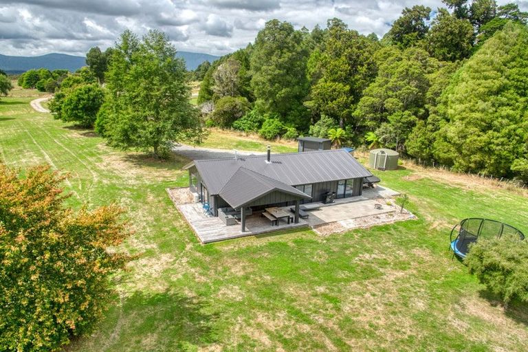 Photo of property in 5 Fairway Drive, Moana, 7872