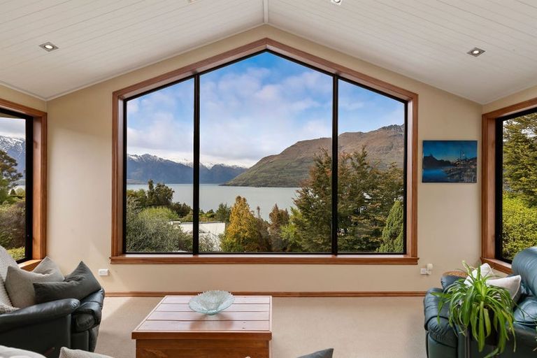 Photo of property in 9 Evergreen Place, Sunshine Bay, Queenstown, 9300
