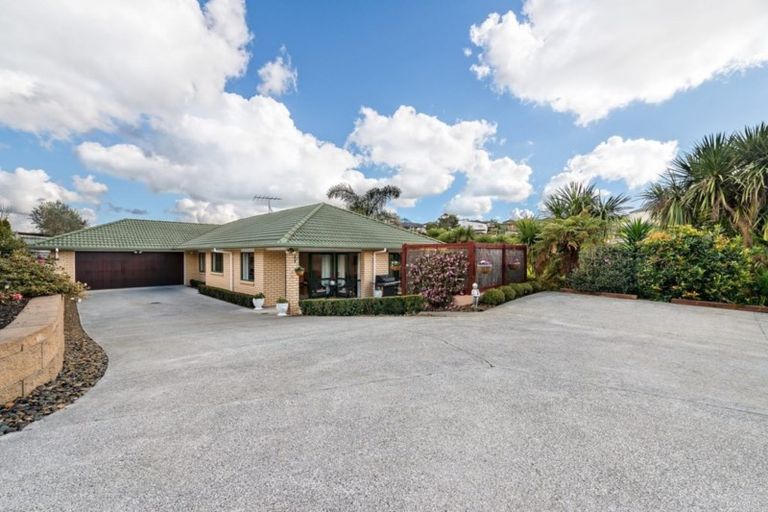 Photo of property in 15 Ina Ville Drive, Pukekohe, 2120