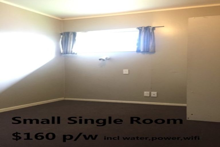 Photo of property in 1 Hill Crescent, Papakura, 2110