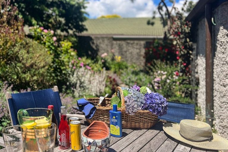 Photo of property in 11 Walnut Grove, Waikanae, 5036