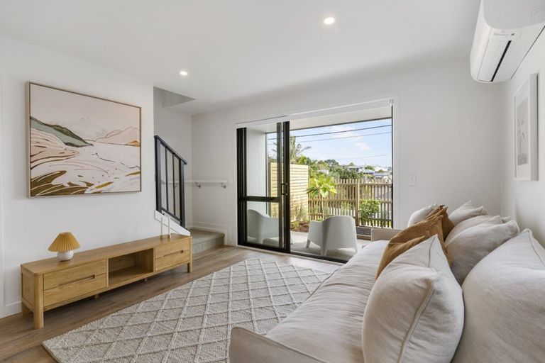 Photo of property in 4/35 Garadice Road, Rothesay Bay, Auckland, 0630