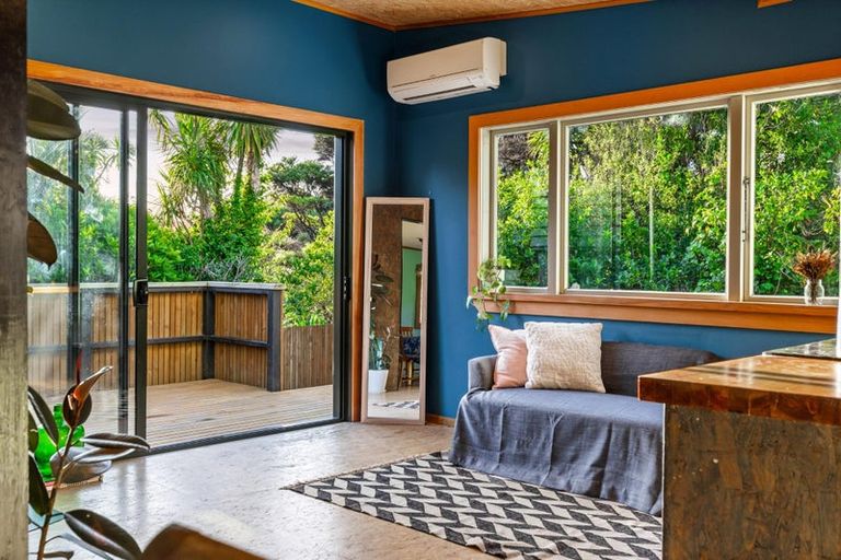 Photo of property in 132 Seaview Road, Piha, New Lynn, 0772