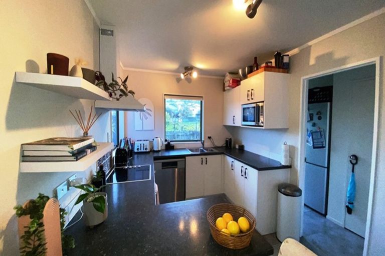 Photo of property in 2/14 Knott Road, Stanmore Bay, Whangaparaoa, 0932