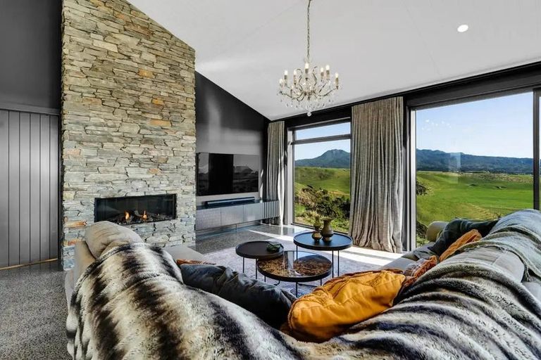 Photo of property in 7 Te Ara Karoiroa Road, Hurford, New Plymouth, 4374