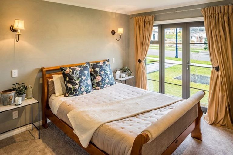 Photo of property in 88 Queen Charlotte Drive, Aotea, Porirua, 5024