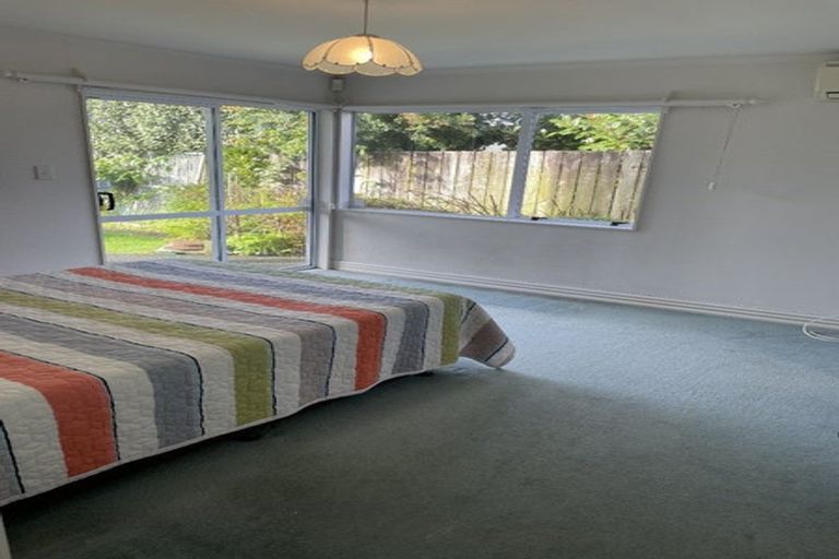 Photo of property in 2/24 Cherub Place, West Harbour, Auckland, 0618