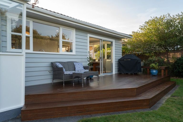 Photo of property in 2 Fitzwilliam Terrace, Tawa, Wellington, 5028