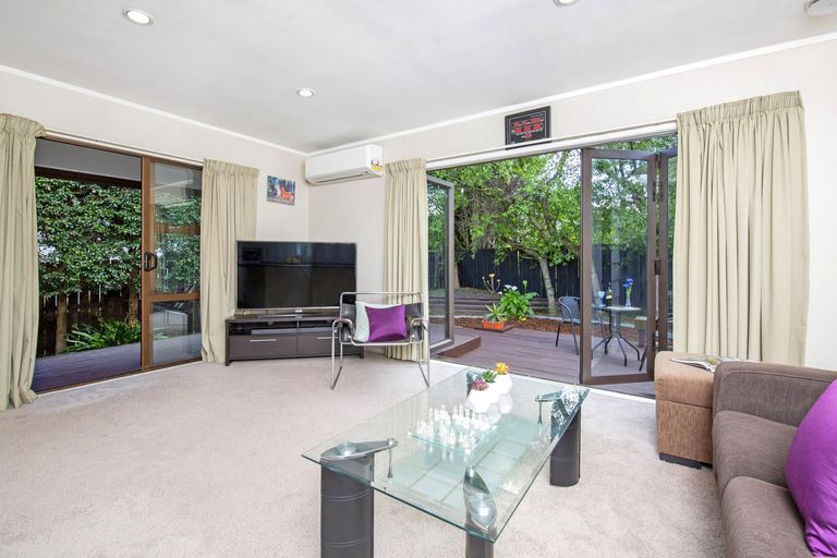 Photo of property in 2/13 De Quincey Terrace, Highland Park, Auckland, 2010