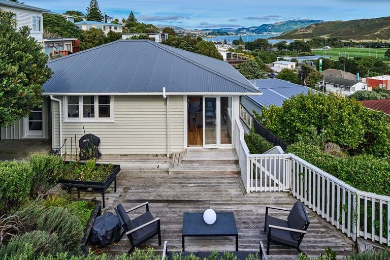 Photo of property in 9 Mana View Road, Paremata, Porirua, 5026