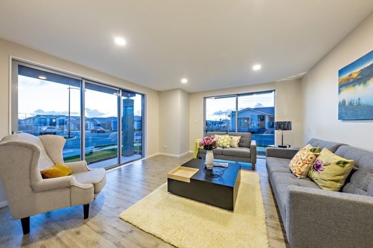 Photo of property in 17 Flight Place, Takanini, 2112