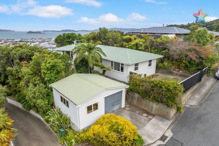 Photo of property in 20 Walnut Way, Maungaraki, Lower Hutt, 5010