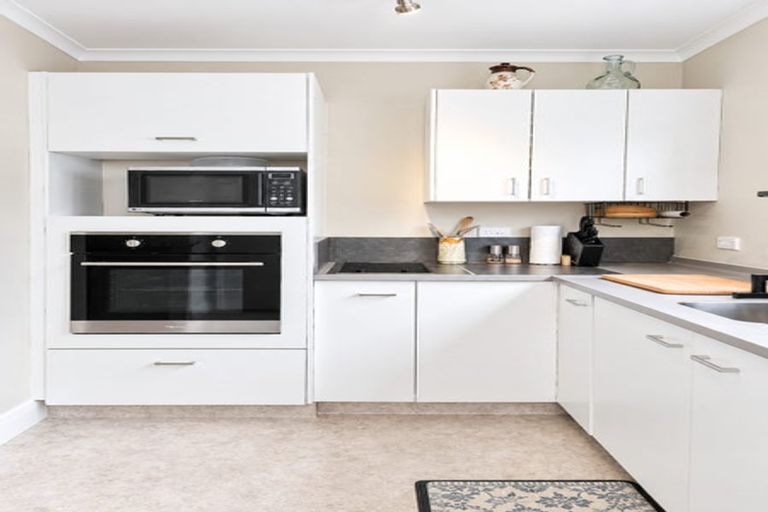 Photo of property in 27 Ngamotu Road, Moturoa, New Plymouth, 4310