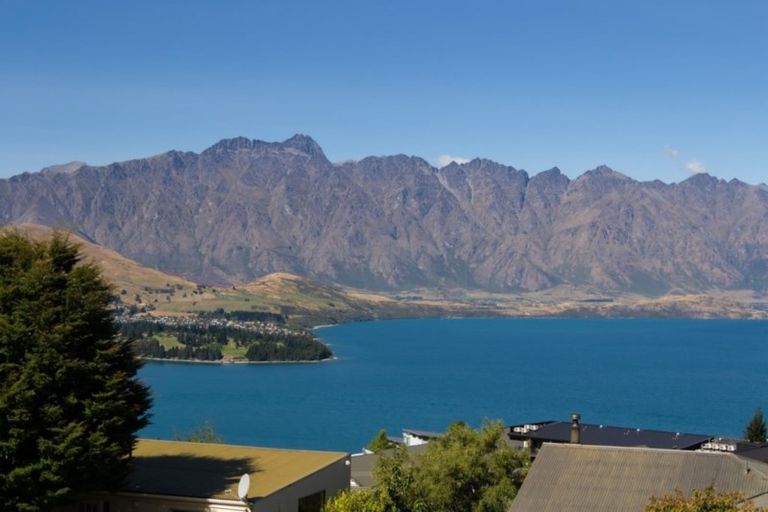 Photo of property in 28 Wynyard Crescent, Fernhill, Queenstown, 9300