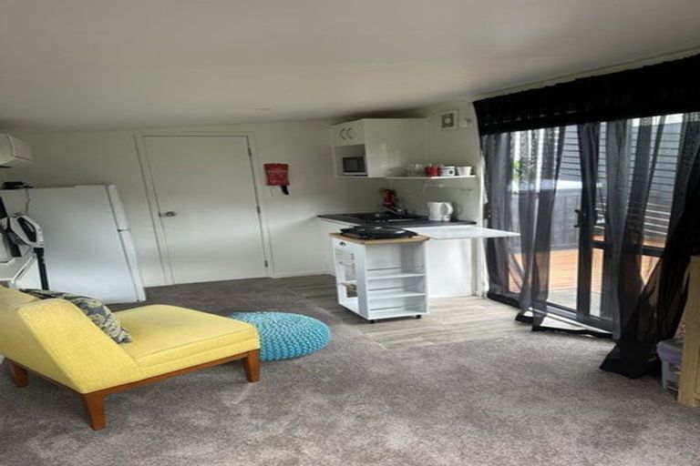 Photo of property in 8 Glendawn Place, Bayview, Auckland, 0629