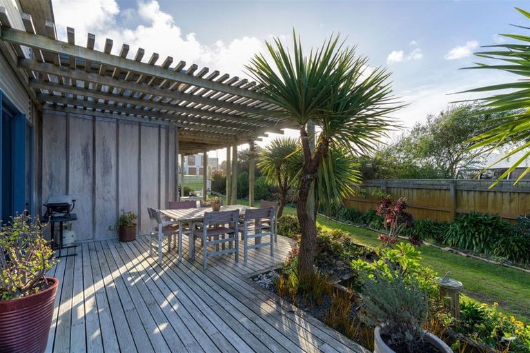 Photo of property in 28 Kent Avenue, Waitarere Beach, Levin, 5510