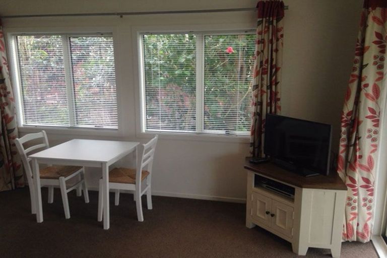 Photo of property in 1/2 Merwood Lane, Devonport, Auckland, 0624