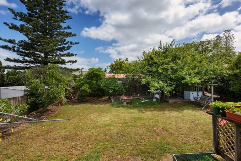 Photo of property in 1 Sarona Avenue, Glen Eden, Auckland, 0602