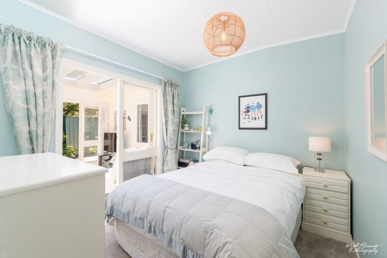 Photo of property in 6 Ardal Grove, Tirohanga, Lower Hutt, 5010