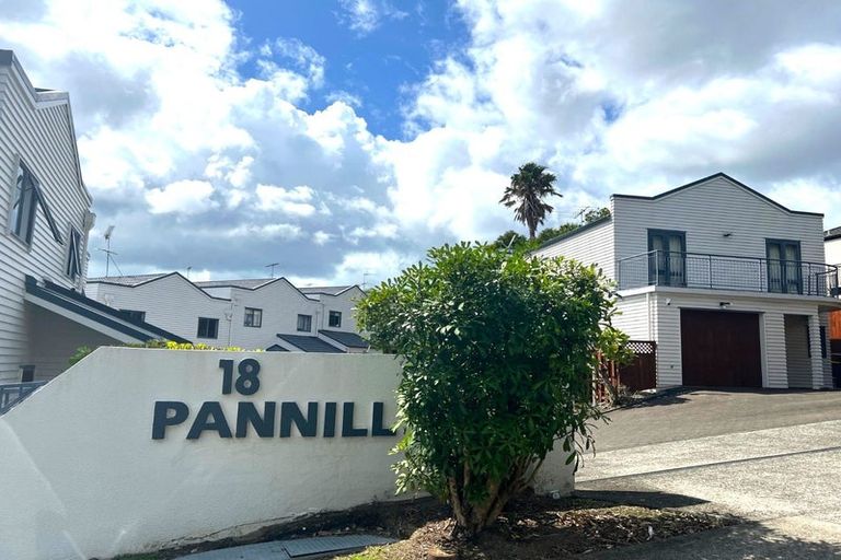 Photo of property in 4/18 Pannill Place, Oteha, Auckland, 0632