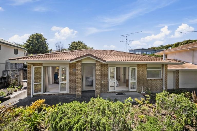 Photo of property in 8 Margaret Henry Crescent, Oteha, Auckland, 0632