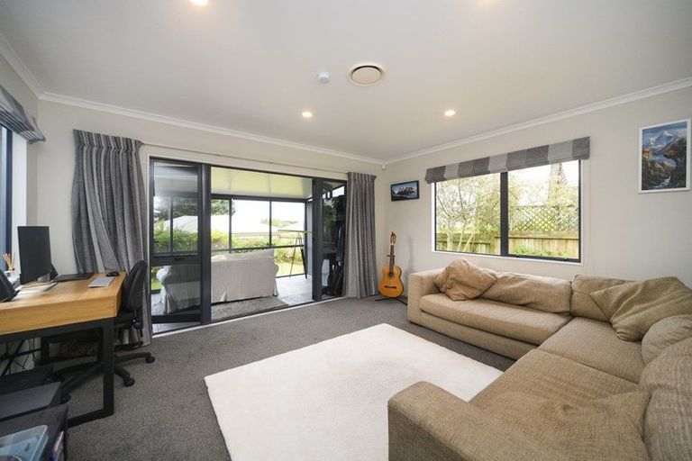 Photo of property in 3 Abby Road, Fitzherbert, Palmerston North, 4410