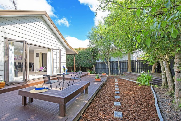 Photo of property in 2/13 De Quincey Terrace, Highland Park, Auckland, 2010