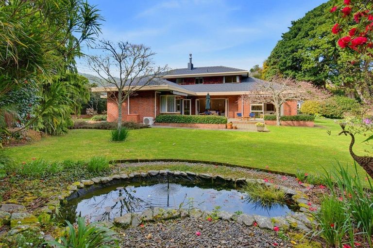 Photo of property in 10 Karaka Grove, Waikanae, 5036