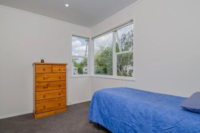 Photo of property in 8 Dolan Place, New Lynn, Auckland, 0600