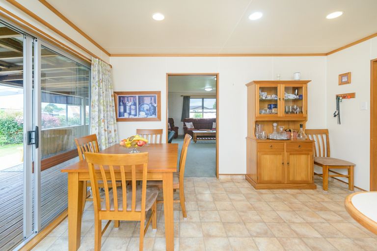 Photo of property in 10 Forbes Place, Kelvin Grove, Palmerston North, 4414