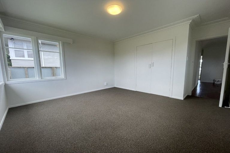Photo of property in 16 Covil Avenue, Te Atatu South, Auckland, 0610