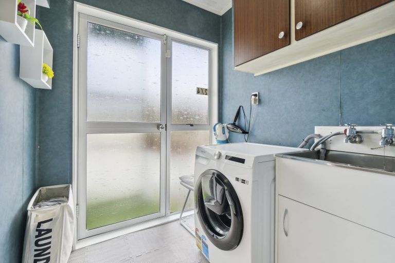 Photo of property in 2/4 Slim Place, Clendon Park, Auckland, 2103