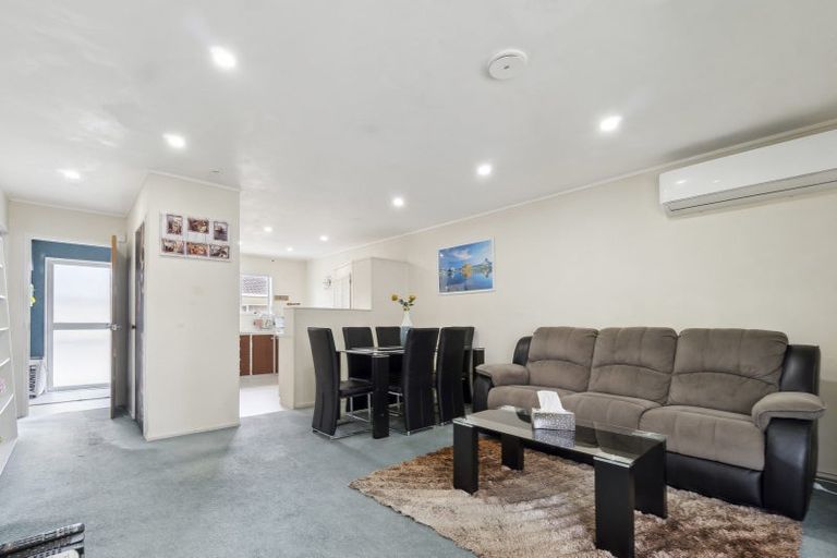 Photo of property in 2/4 Slim Place, Clendon Park, Auckland, 2103