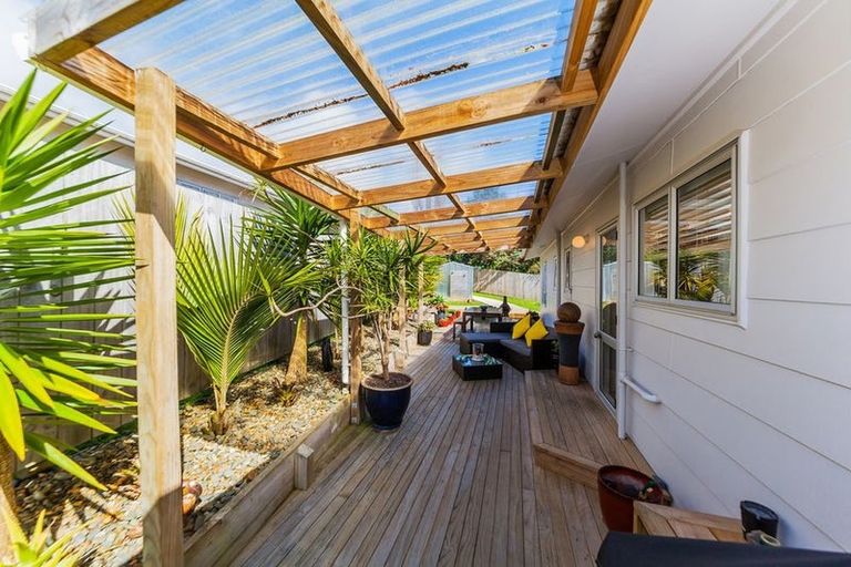 Photo of property in 18 Garton Drive, Massey, Auckland, 0614