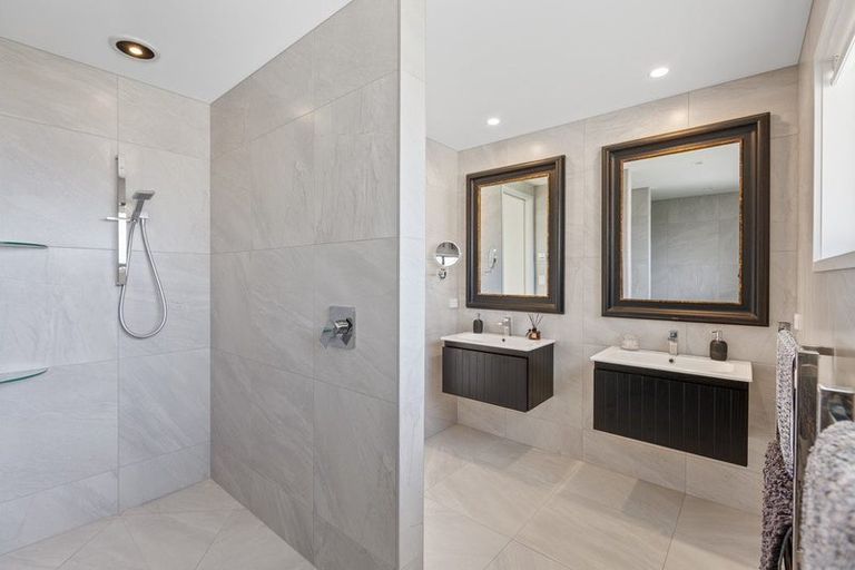 Photo of property in 1 Tupare Place, Highlands Park, New Plymouth, 4312