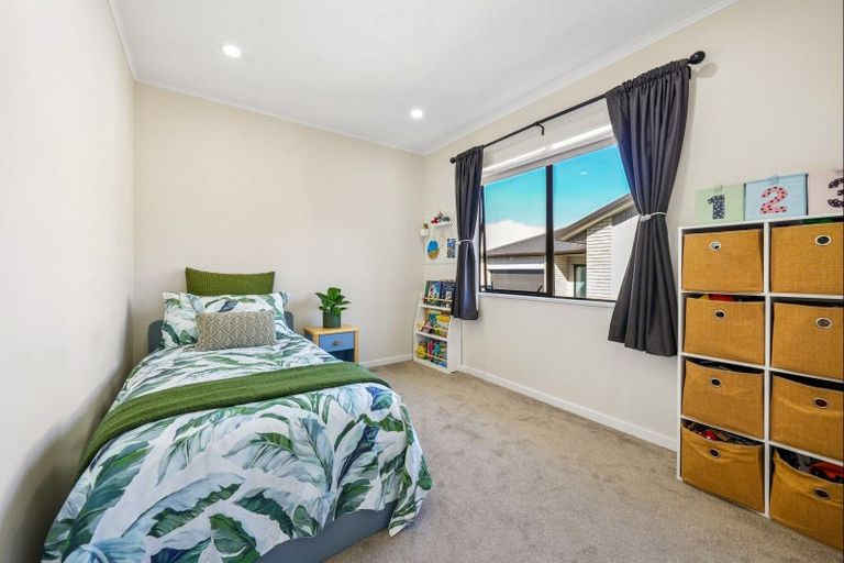 Photo of property in 43 Athena Drive, Totara Vale, Auckland, 0629