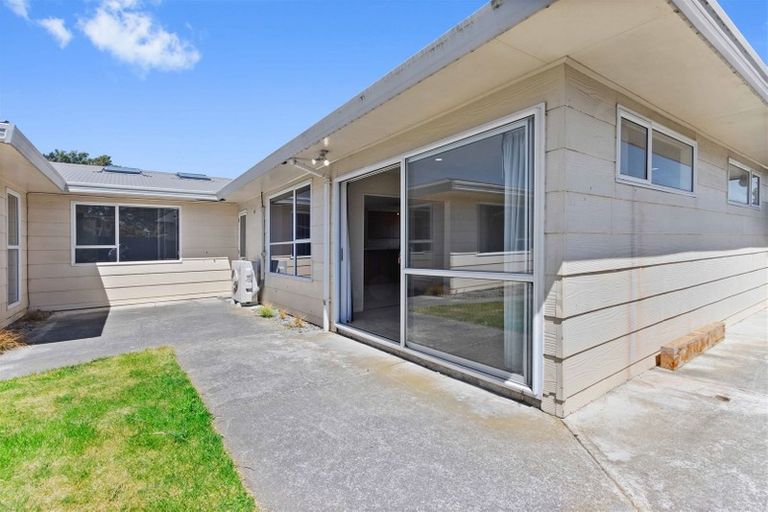 Photo of property in 16 Kruse Place, Redwood, Christchurch, 8051