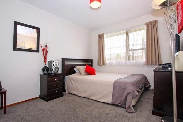 Photo of property in 20 Tomintoul Place, Highland Park, Auckland, 2010