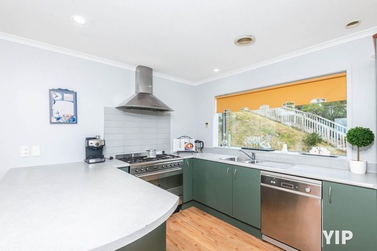 Photo of property in 12 Dress Circle, Newlands, Wellington, 6037