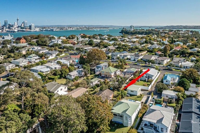 Photo of property in 16 William Bond Street, Stanley Point, Auckland, 0624
