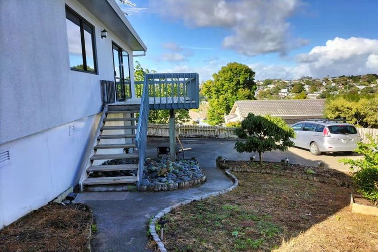 Photo of property in 1/84 Totaravale Drive, Totara Vale, Auckland, 0629