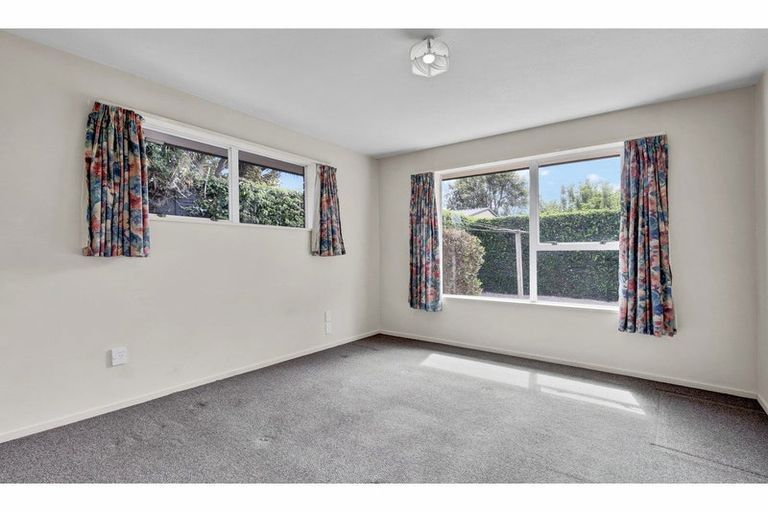 Photo of property in 2/86 Aorangi Road, Bryndwr, Christchurch, 8053