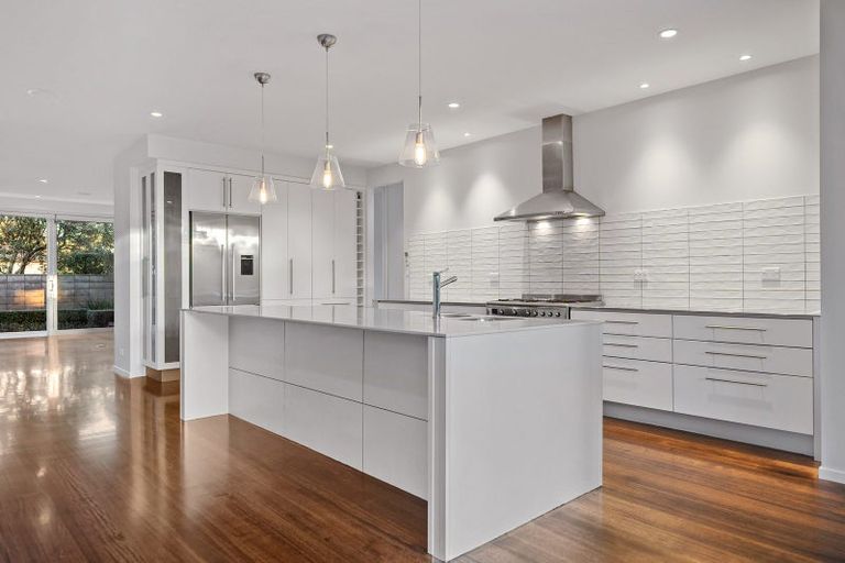 Photo of property in 28 Muritai Road, Milford, Auckland, 0620