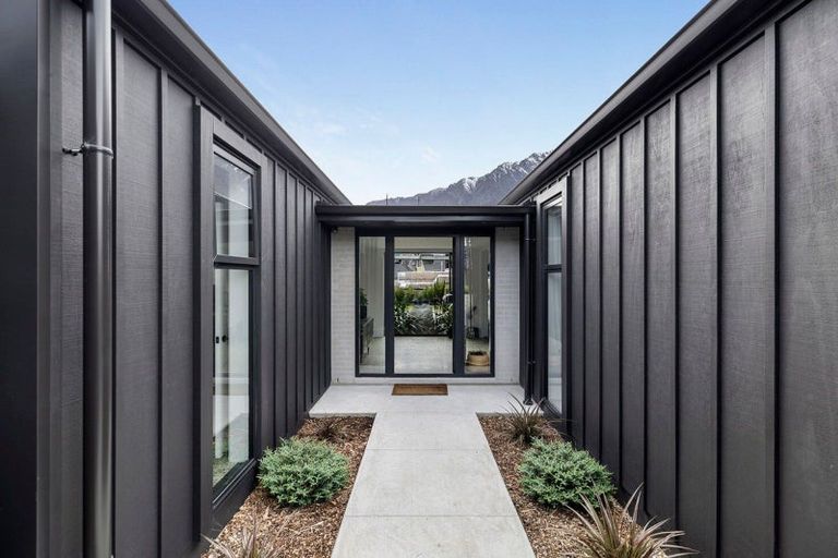 Photo of property in 52 Cunninghams Drive, Jacks Point, Queenstown, 9371