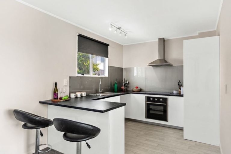 Photo of property in 24 Halloran Place, Massey, Auckland, 0614