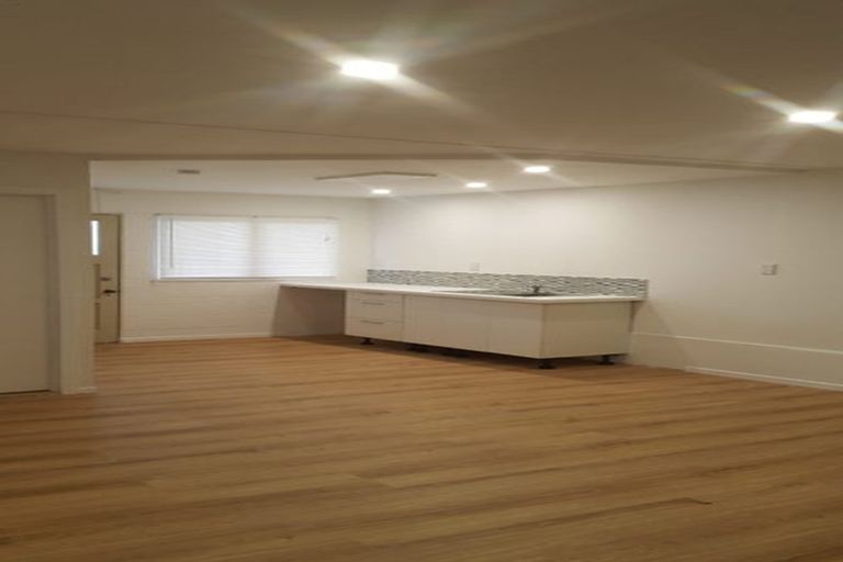 Photo of property in 9 Hatherlow Street, Glenfield, Auckland, 0629