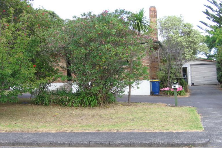 Photo of property in 11 Harrybrook Road, Green Bay, Auckland, 0604