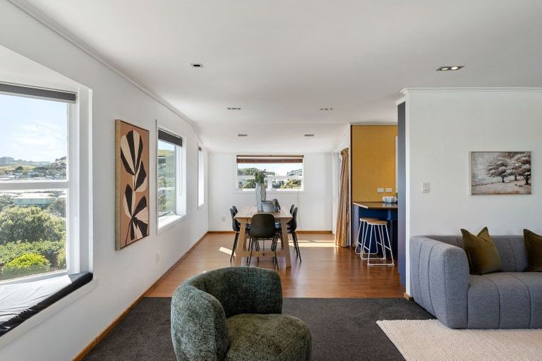 Photo of property in 32 Brooker Grove, Newlands, Wellington, 6037