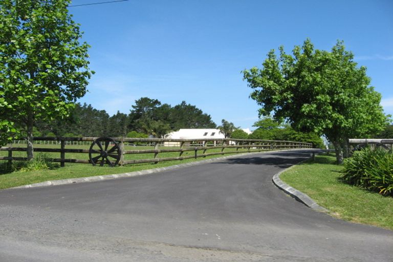 Photo of property in 68 Nobilo Road, Kumeu, 0891