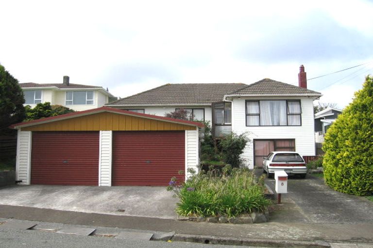 Photo of property in 8 Warrington Grove, Newlands, Wellington, 6037